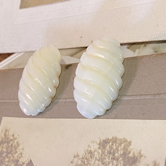 Vintage Mother of Pearl Scalloped Iridescent Shell Pierced Ear Earrings - Picture 12 of 16